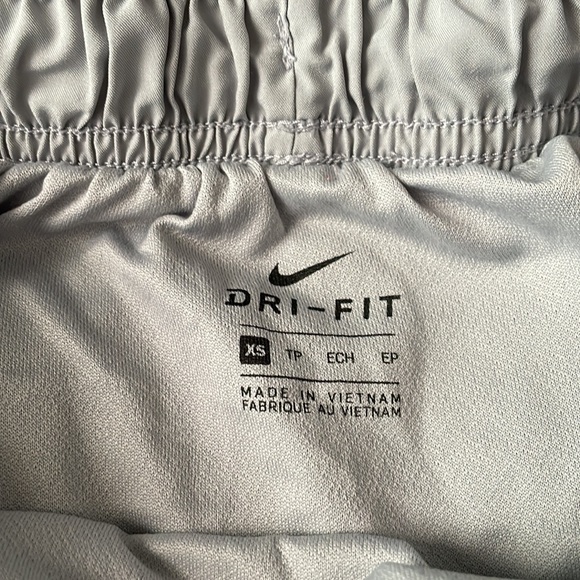 Nike Dri-Fit light grey shorts size XS - Picture 3 of 4